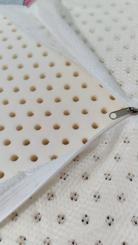 Gối vừa tầm mình, nằm êm cũng thích mà mới 2 3 bữa lão chồng giật mất tiêu luôn còn bảo gối này thấp để anh đi