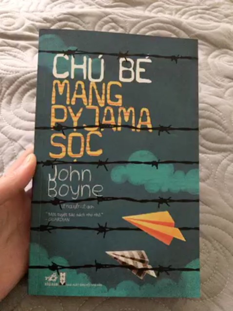 Nội dung ý nghĩa, bổ ích, dễ đọc dễ thẩm mình nghĩ cả những bạn ít khi đọc sách cũng có thể đọc được. Sách về chiến tranh phân biệt người Do Thái Phá xít các thứ nhưng dưới góc nhìn của cậu bé 8 tuổi nên rất nhẹ nhàng k hề nặng nề 
Bìa lúc nhìn ảnh mình k ưng tí nào nhưng lúc về tay thì xinh hơn ảnh nhiềuuuuu
Sách cũng k bị bóp méo hay bẩn xây xát gì
Nói chung lần sau ủng hộ shop tiếp:)))