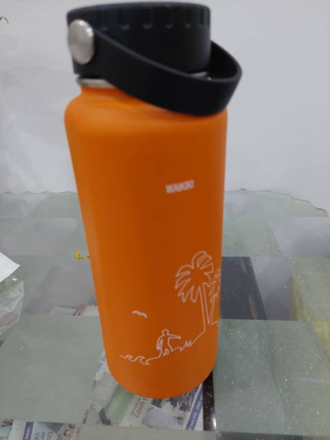 Bề mặt rất nhám, Không trơn, hai bên hông thiết kế hơi lỏm vào trong nên cầm rất chắc tay và không sợ rớt. Cho đá vào thì 24h sau đá vẫn còn 2/3 hoặc 1/2. Giữ lạnh tốt uống rất thoải mái. Còn đồ nóng thì chưa test. Mình mua thêm túi này định xài cho ly giữ nhiệt. AI ngờ cũng chắc và xài tốt cho bình. Hơi rộng phần đầu do cái này cho  lý giữ nhiệt 900ml mà . này: https://tiki.vn/product-p38666608.html?spid=38666609