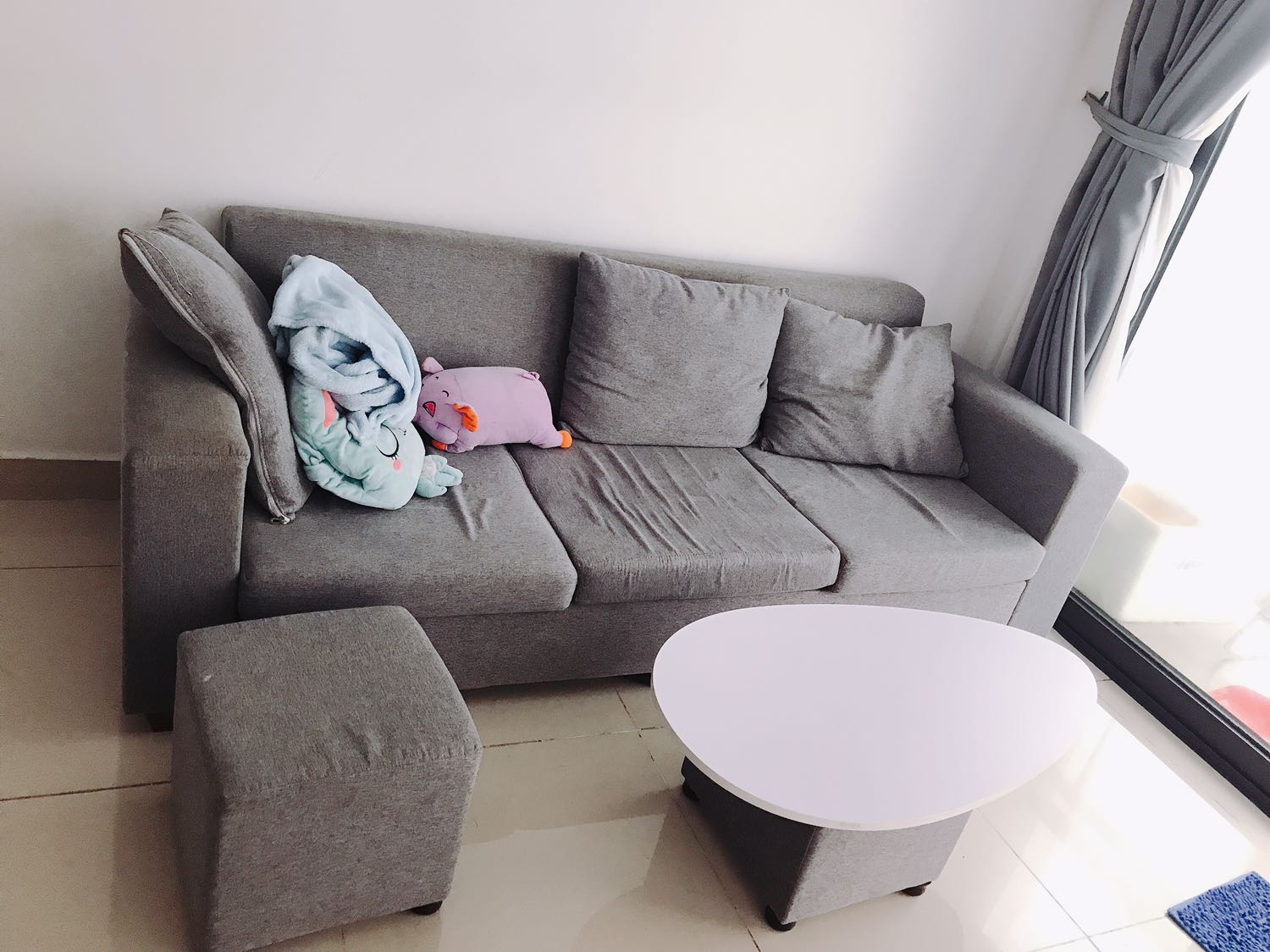 Bàn xinh xắn nhưng khi gói hàng shop nên bọc thêm 1 lớp nilong hoặc giấy báo mặt bàn, nay trời mưa thùng giấy bị ẩm mềm hết chỉ cần va đập nhẹ là trầy rồi 😁