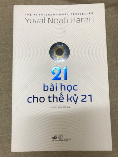 Tác giả là chuyên gia về lịch sử thế giới, ông có nền kiến thức sâu rộng, sách của ông được viết từ cái nhìn độc lập, phân tích sâu sắc và ko bị ảnh hưởng bởi bất cứ ai. 

Ví dụ, cuốn này ông phân tích sự khác nhau giữa cách mạng công nghiệp (máy móc thay thế con người ở một số công việc vì máy móc ko có khả năng học, giao tiếp…) và cách mạng công nghệ thông tin, cách mạng sinh học ngày nay (AI có thể sẽ thay thế con người ở rất rất nhiều việc, vì AI có khả năng học, có thể  giao tiếp, hiểu cảm xúc con người, nên phần lớn con người sẽ vô dụng)
