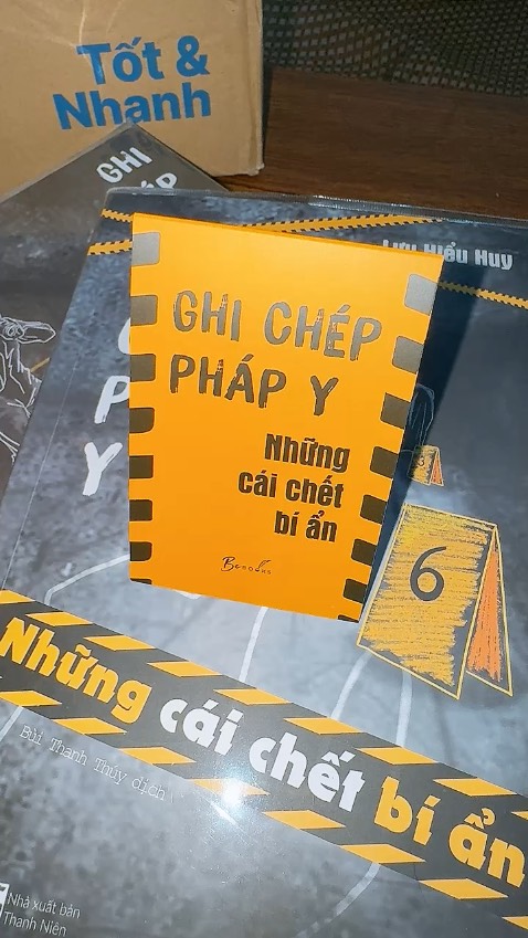 Bookmark sao bị ngược số, nhìn kiểu gì cũng bị ngược. Thích combo Ghi chép pháp y này ghê. Toàn cuốn hay.