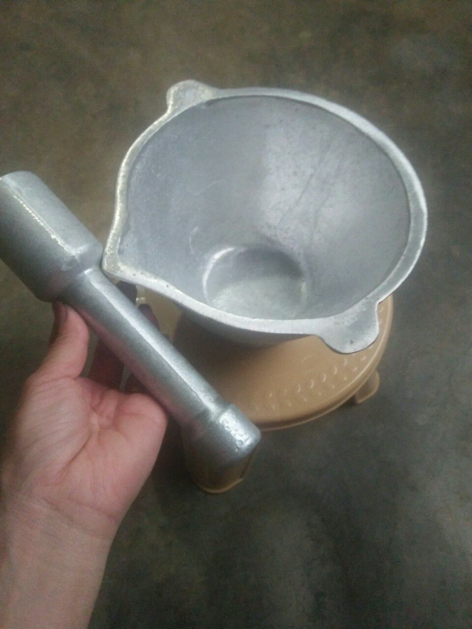 mình khá là ưng sp này ,gang sáng bóng,chày đầm tay ,giã sướng tay lắm,bữa nào sale mình sẽ mua thêm 1 bộ nữa ,thanks shop và tiki nha