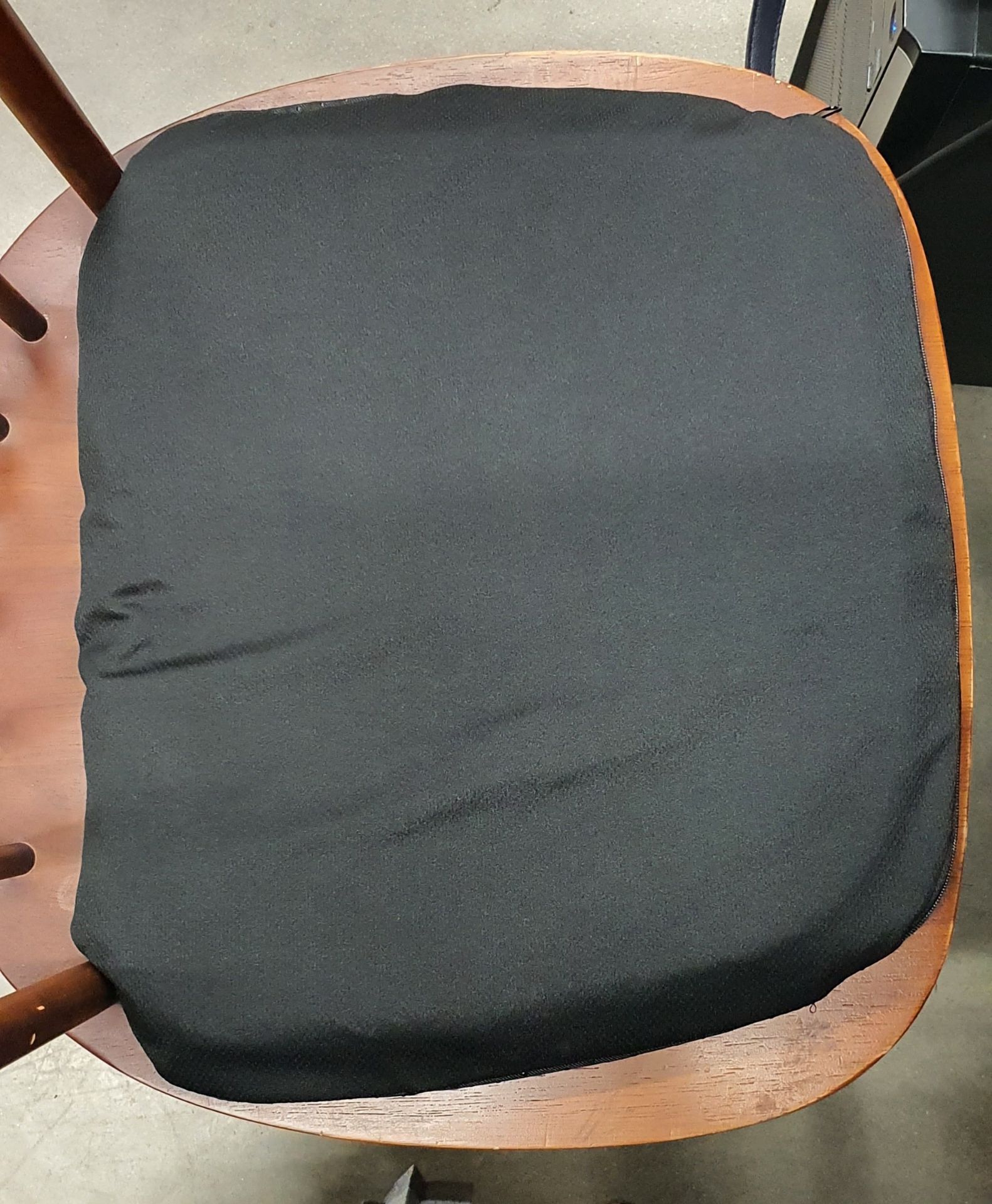 Đệm cao su dẻo rất êm, gai nệm cắt cũng gọn gàng. Thiết kế chỗ dày hơn là để phía trước ngồi êm nên các bạn đừng nghĩ đúc hàng ko đều hay hàng lỗi nhé. Được tặng túi vải đen bọc lại sẵn giúp luôn, túi cũng có gai cao su để tiếp xúc với ghế cho ko bị trượt nữa. Túm lại mình rất hài lòng!