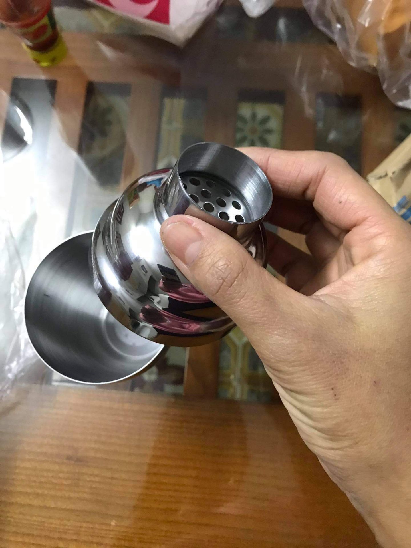 Mình là người mua hàng thường xuyên và từ lâu trên Tiki. Lần đầu tiên bị lỗi. Mua bình lắc coktail mag ko có nắp đậy thì dùng sao??? Yêu cầu Tiki phản hồi sớm