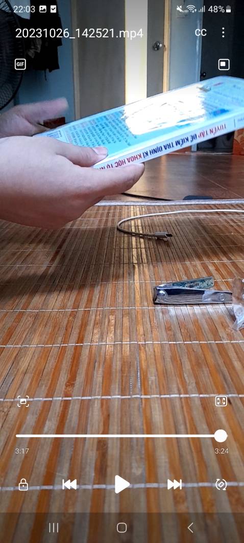 Sách gói cẩn thận, còn nguyên niêm phong, túi bọc bên ngoài, không bị bóp méo.
Khá sát với chương trình học, tuy nhiên chỉ có 13 câu hỏi mỗi đề, mình thấy hơi ít, khoảng 15 câu thì oke hơn. Phù hợp với cả sách kết nối và chân trời. Gúp học sinh nắm được kiến thức cơ bản, không có câu hỏi nâng cao nhé.
Nên mua nha mọi người!