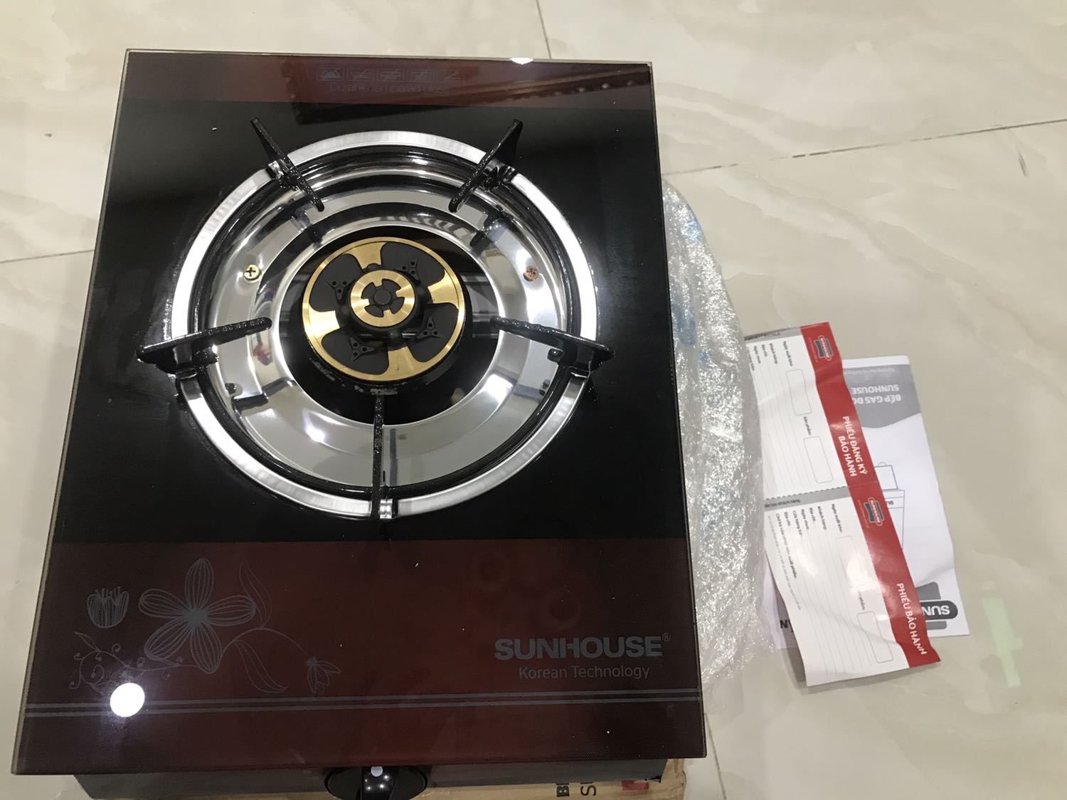 Mình mới nhận hàng xong, đóng gói cẩn thận. Mẫu mã giống trong hình nhưng màu hơi khc(đỏ đậm với đỏ nhạt). Góc bếp bị bong tróc.