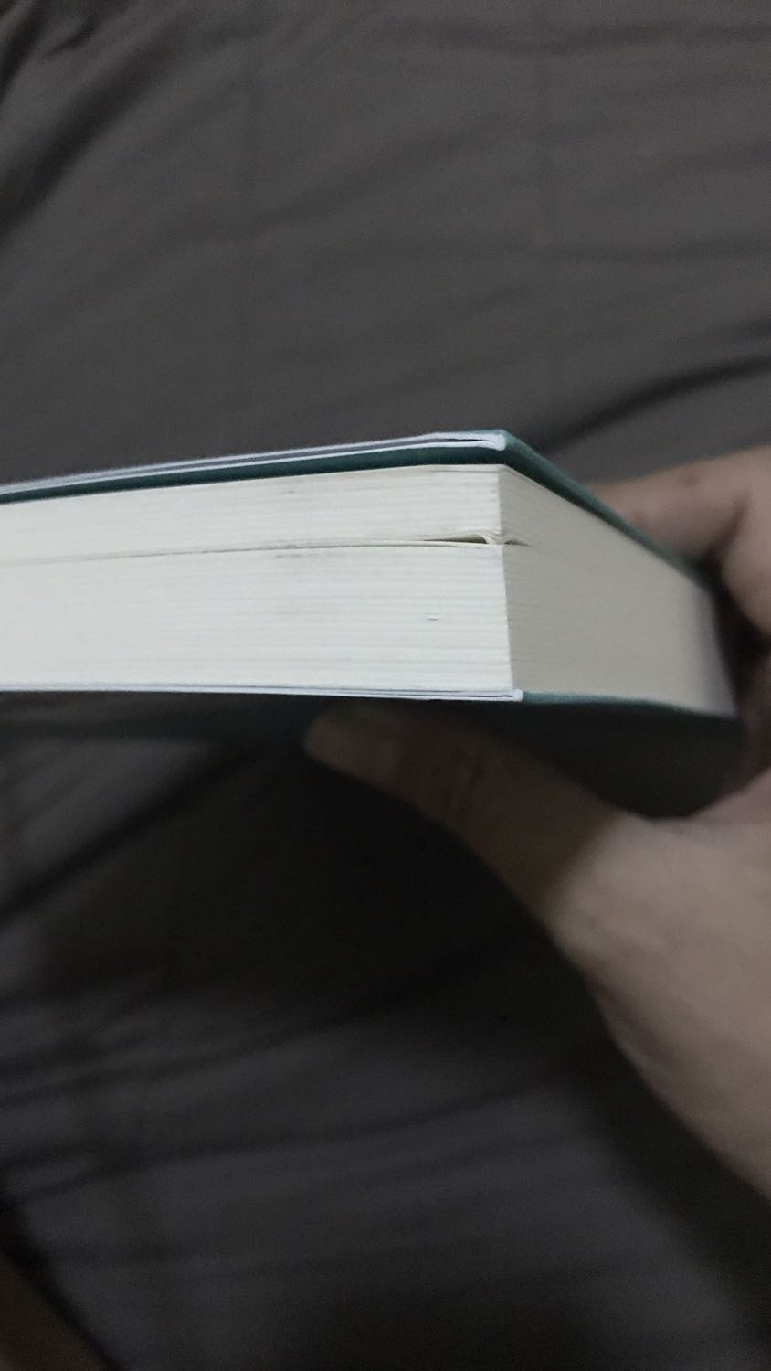 Lỗi NXB khi cắt bìa quyển sách, chữ HARPER LEE bị méo hẳn. Thiết kế bìa cũng không đẹp. Mua quyển sách vì nội dung, chứ để sưu tầm đọc đi đọc lại chắc không được vì hình thức của sách (giấy, keo, thiết kế) không được đầu tư, mở ra đọc vài lần chắc bung keo sớm :(