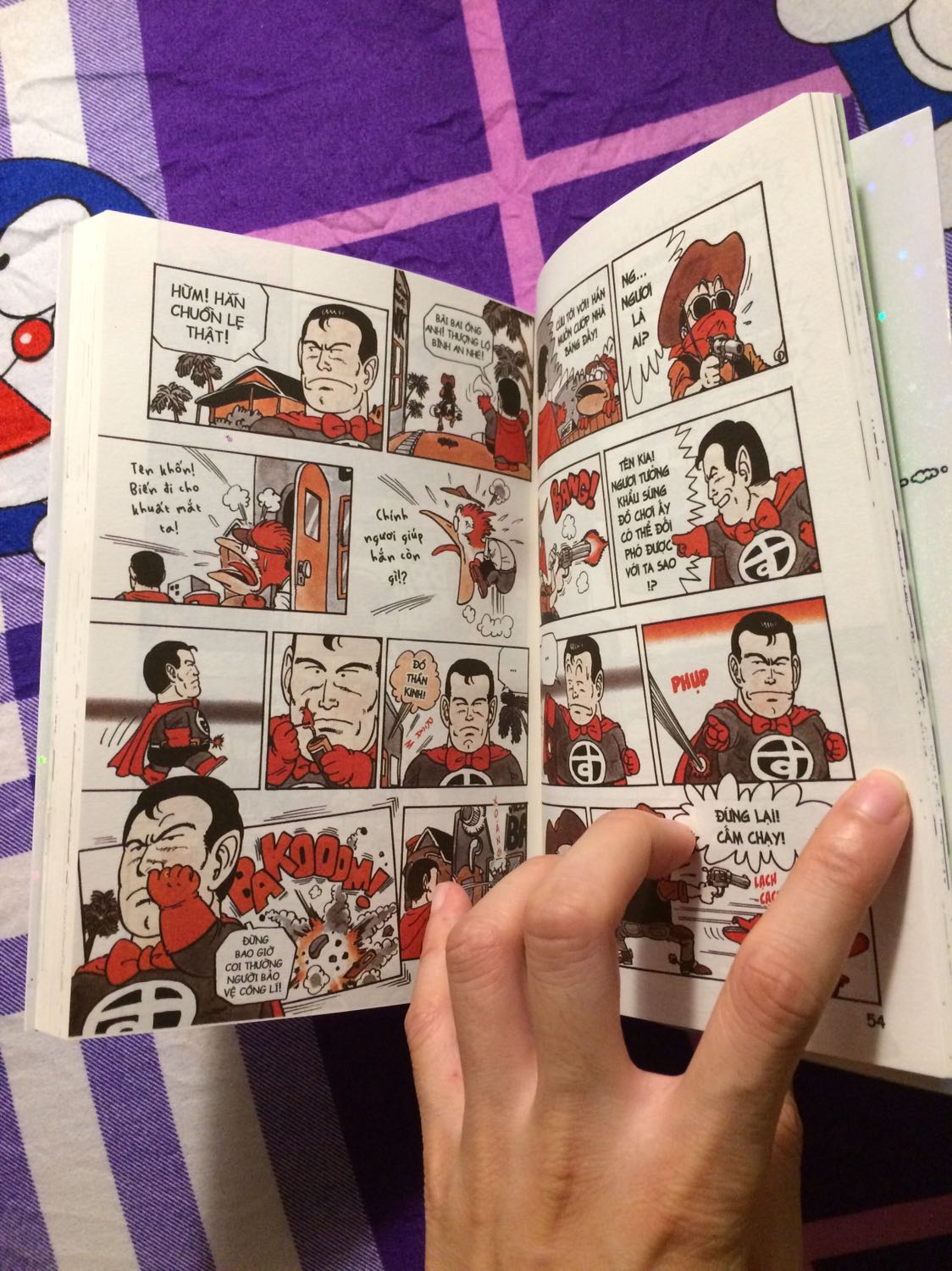 Bìa ngộ nghĩnh hen! Sau bao ngày ngóng trông thì cuối cùng cũng ra tiếp tập 3 rồi. Ấn tượng đầu tiên phải là cái bìa sách nha. Trời ai nghĩ ra cái hình minh hoạ ngộ nghĩnh thế, chú siêu nhân Slump với cái miệng hình hoa thị, haha, nhìn thôi đã thấy vui rồi. Lật tiếp mặt bìa sau nữa nha, người rừng Slump chỉ mặc mỗi chiếc khố. Tập 3 này vẫn tiếp tục vi vu cùng các bạn nhỏ và tiến sĩ ế nha. Xen kẽ các câu truyện sẽ có phần phụ là lời của tác giả, cũng vui lắm. Truyện in trang màu xen kẽ nữa nên rất đẹp, bìa bóng lấp lánh ánh sao.
Về dịch vụ tiki thì không bao giờ làm mình thất vọng cả, giao hành nhanh, đóng gói đối với mình vậy là quá ổn, shipper chỗ mình cũng thân thiện nữa. Xin cảm ơn tiki nhiều nha