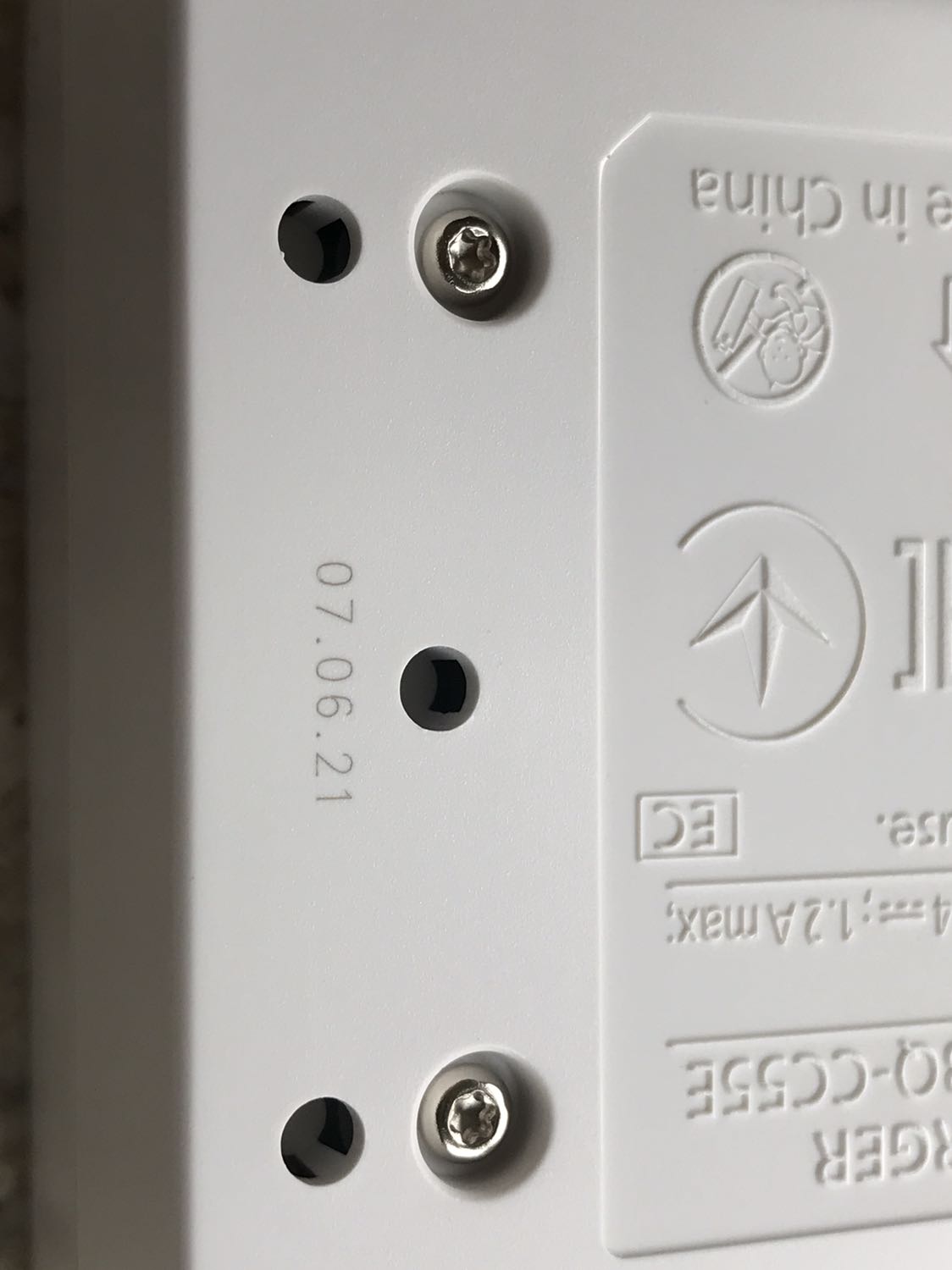 Hài lòng. 

Đóng gói cẩn thận nhưng cũng bầm dập (hộp bưu kiện) khi từ Hà Nội vào tới miền nam. Sản phẩm không bị ảnh hưởng và đúng như mô tả. Hộp sản phẩm còn nguyên vẹn, hàng chính hãng. 

Đặt hàng tháng 11/2021 trong khi sản phẩm sản xuất vào tháng 06/2021.

Được tặng kèm hộp đựng pin.

Pin trong sản phẩm sử dụng được ngay không cần phải sạc lại (mức vàng).

Sẽ đánh giá lại độ bền sau thời gian sử dụng.

Giao hàng trễ một ngày so với dự kiến.