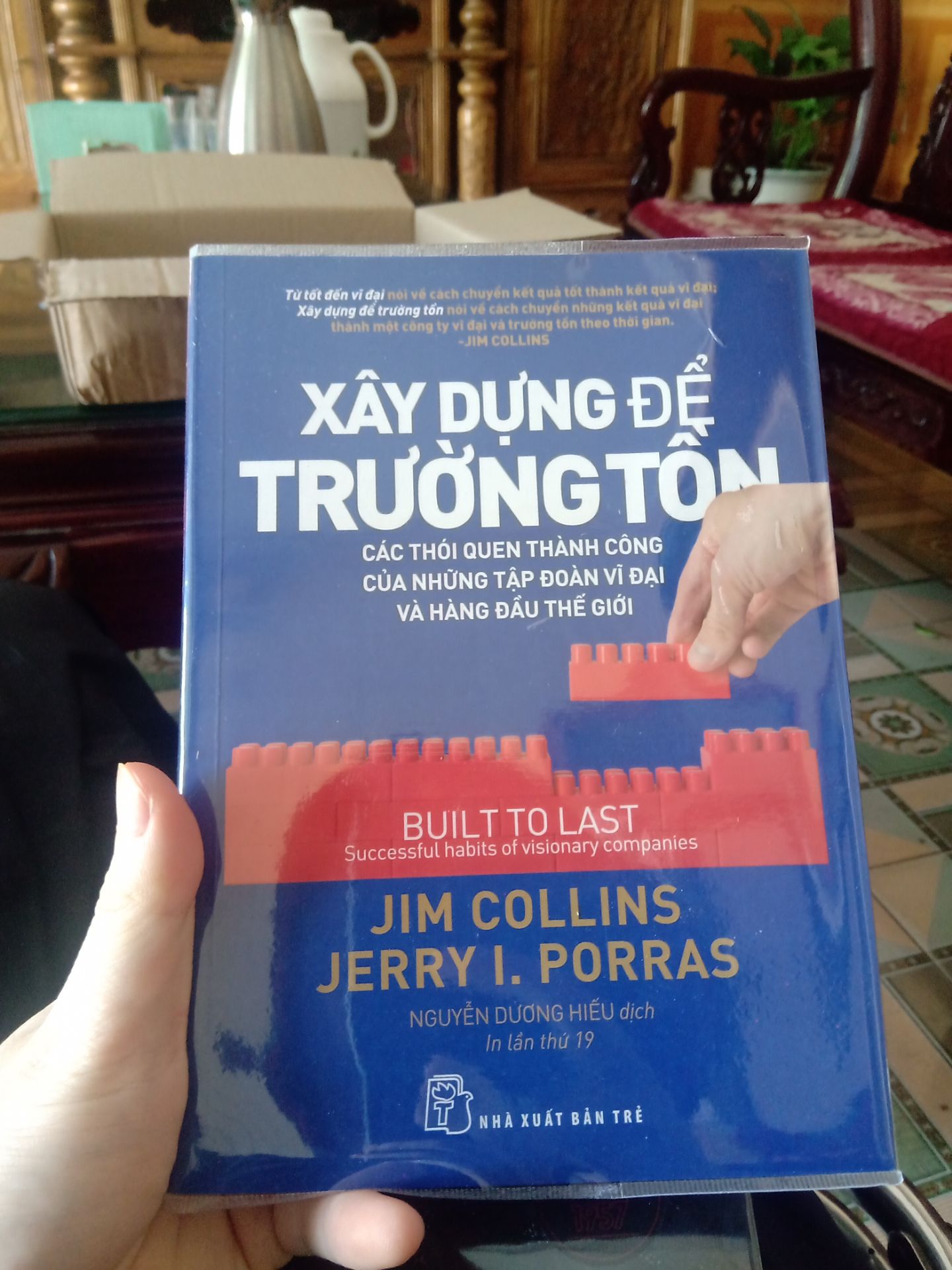 Sách đẹp, nội dung không có gì phải bàn cãi. Tuy nhiên có lẽ trong quá trình bọc bookcare trong giai đoạn tách lớp nilong ban đầu của sách đã làm hư hại 1 vài trang giấy. Không quá ảnh hưởng đến trải nghiệm nhưng cũng vì thế mà chỉ đánh giá 3 sao.