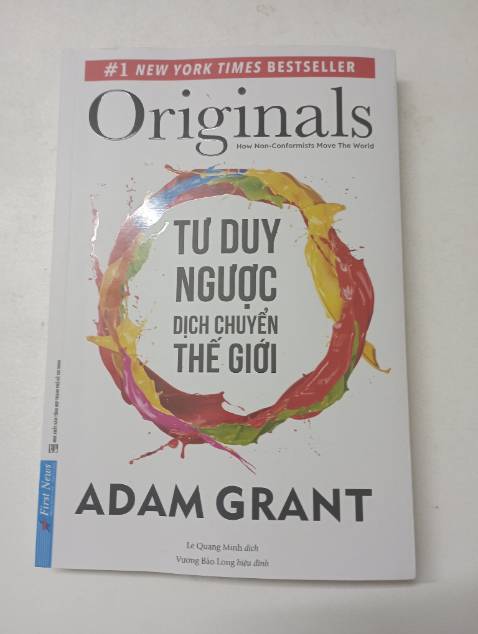 ✓ Về phần nhà bán hàng thì không ý có gì, giao hàng nhanh, sách mới đẹp đóng gói cẩn thận.
✓ Về nội dung thì theo cách đọc và hiểu của cá nhân mình là không được hay cho lắm. Lang mang, chỉ toàn là trích dẫn không có một kết luận, hoàn toàn khác với tiêu đề của quyển sách.
✓ Ai lựa chọn vì tiêu đề chắc sẽ thất vọng, đọc để tiếp nhận thêm kiến thức thì tạm ổn
