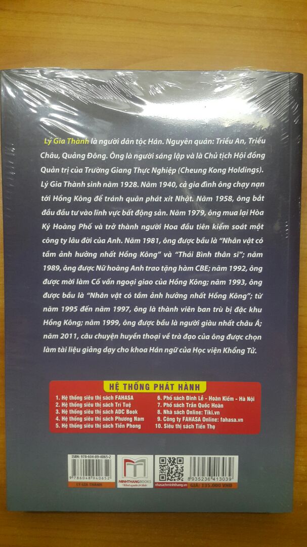 Thật sự cảm ơn Tiki. Mình mua trong đợt này được Tiki giảm 50% còn áp dụng mã freeship và giảm thêm 20% tổng đơn hàng cho hóa đơn trên 250.000 nữa. Thật sự là Tiki đã nỗ lực hết mình để mọi người được tiếp cận với sách bản quyền, sách thật và có công rất lớn mang tri thức đến độc giả: việc làm này có quả tốt rất lớn.
Mình hoàn thành đặt hàng 4g05 SA thì 15g45 cùng ngày Tiki đã giao đến nơi.
Mình xin phép Tiki chia sẻ thông tin bạn giao hàng giúp mình để mình gửi thêm bạn một chút tiền uống nước, trời mưa gió mà bạn vẫn hoàn thành đơn hàng nhưng lúc đó mình ra nhận không có chuẩn bị tiền, cảm ơn Tiki!
Quả thật về tốc độ xử lý đơn hàng thì Tiki đã làm rất tốt, hơn hẳn các  bên khác.
VỀ SÁCH: sách còn nguyên bao co, góc thẳng vuông vức. Cảm giác khi mình nhận sách rất được trân trọng và an tâm.
Về nội dung mình xin bình sau nếu Tiki cho review tiếp sau này.
Ông Lý Gia Thành là một trong những nhân vật mình hâm mộ từ lâu. Mình hy vọng sẽ đọc xong cuốn sách sớm để có được những đúc kết bản thân nhằm chia sẻ với mọi người.
Một lần nữa xin cảm ơn Tiki và các bạn nhân viên Tiki!