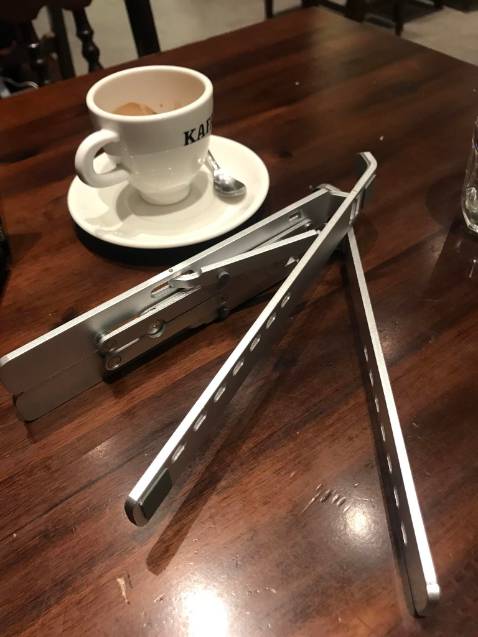 Sản phẩm đẹp, chắc chắn, đường nét phay cắt sắc nét gọn gàng, thiết kế đơn giản thông minh, đóng gói chỉn chu, quá tốt so với mức giá luôn. ok sẽ ủng hộ tiếp