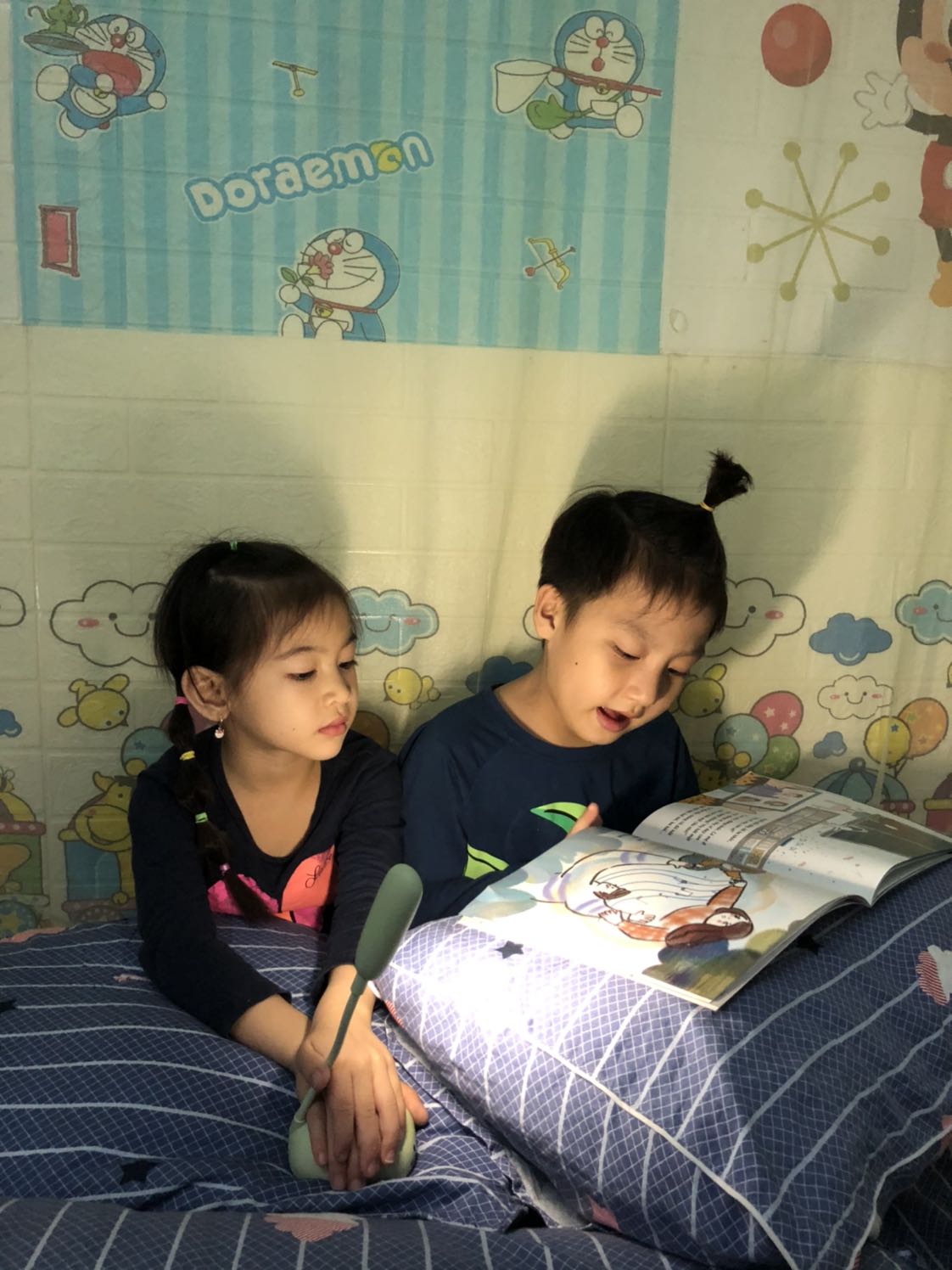 Vì con khen hay. Truywenj của con nên để con tự đán giá. Mình chỉ cần xem xét nội dung ko lệch lạc là đc.