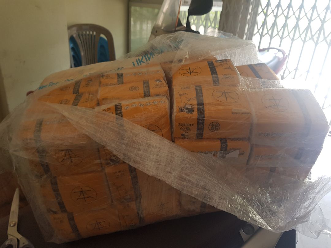 Thứ nhất :đặt mua thùng mà giao ko có thùng chỉ đóng gói như thế , ko đc rồi shop.Thứ hai : gói 300 tờ ko đủ , giống hàng nhái , giả ( mình đã sử dụng hàng này , lấy gói giao cân nhẹ hơn gói cũ mình mua sài  ). Thứ ba : giấy ko tốt ,phân nữa là đen , sần sùi. Mình rất thất vọng khi mua hàng .