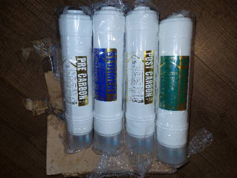 Sản phẩm như hình, hàng chính hãng (logo hãng được in nổi trên sản phẩm), lắp vào và hoạt động không có sự cố gì. Ai muốn tự tháo lọc thì lấy kéo hay dao nạy nhẹ phần màu xám ở dưới nhé (như trong ảnh).