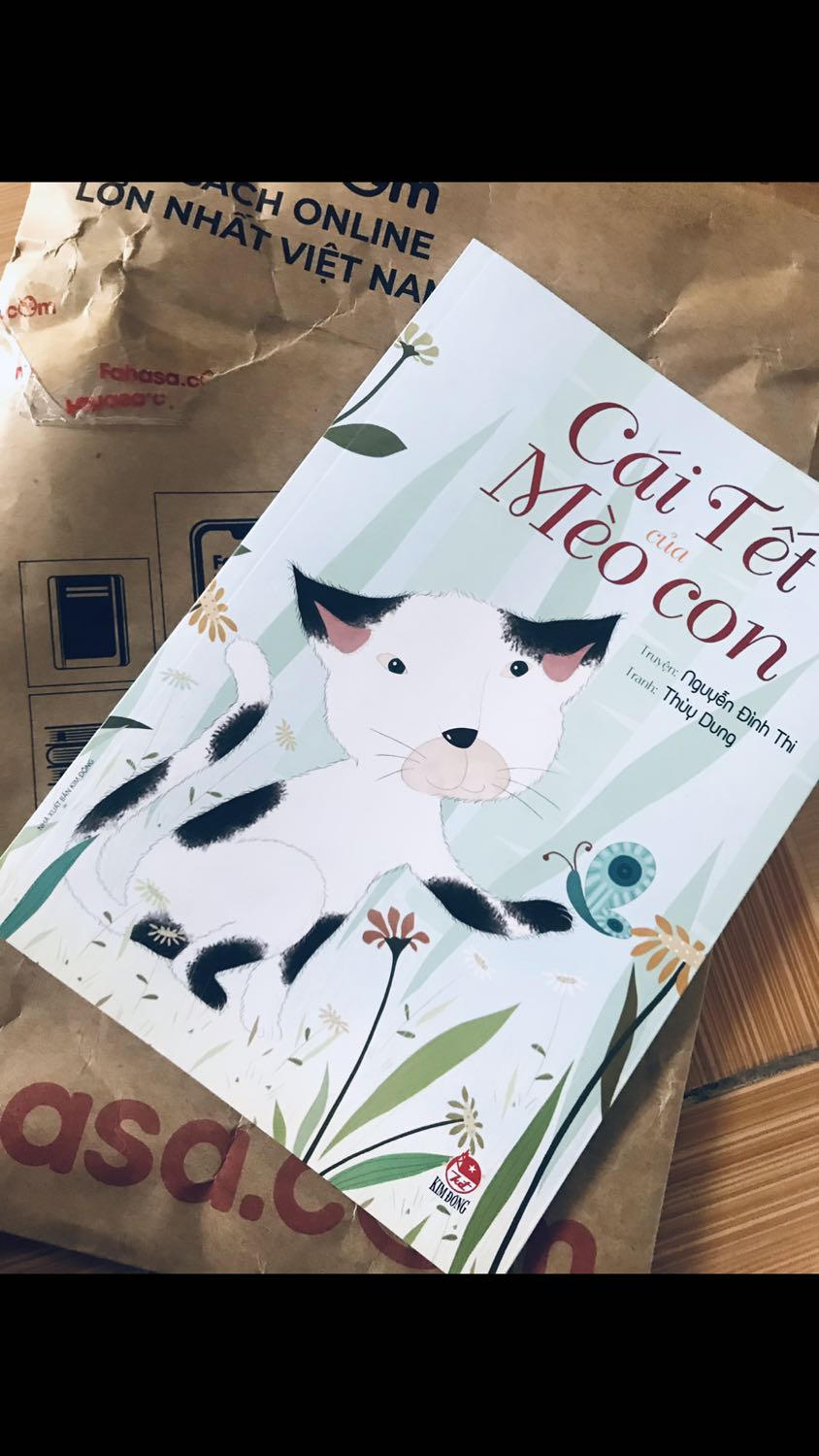 Sách dành cho lứa tuổi từ 6-10 tuổi. Văn phong nhẹ nhàng, mộc mạc mà gần gũi. Những câu từ dễ thương, lôi cuốn kèm hình ảnh minh hoạ chân thực.(Mình 16t rồi mà vẫn thích đọc quyển này)
Nên mua cho bé nhà mình nghen mọi người :3