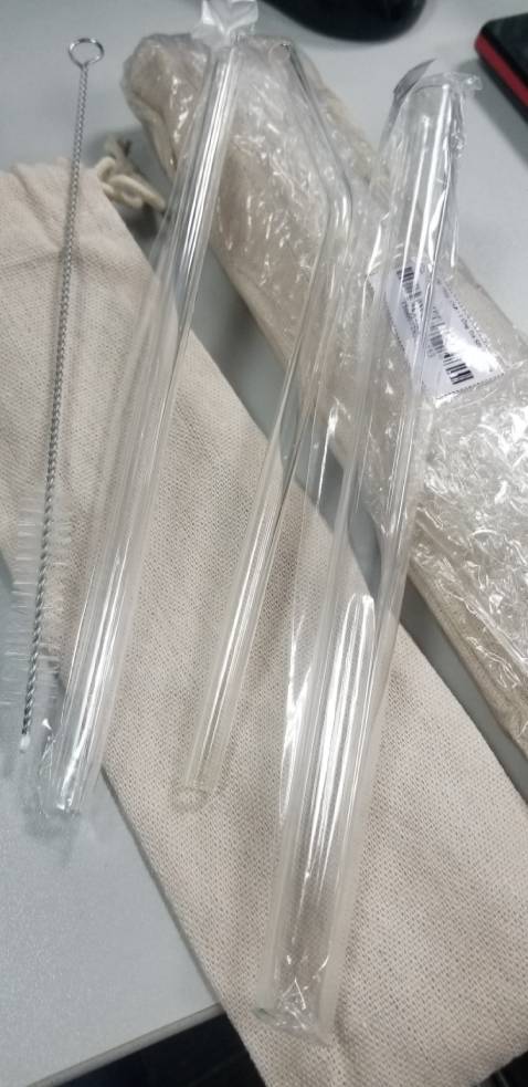 Sản phẩm trước đây (túi với dây màu trắng, bản to) và sản phẩm hiện nay. Ống thủy tinh và đồ lau chùi giống nhau, mỗi túi đựng không như lúc trước.