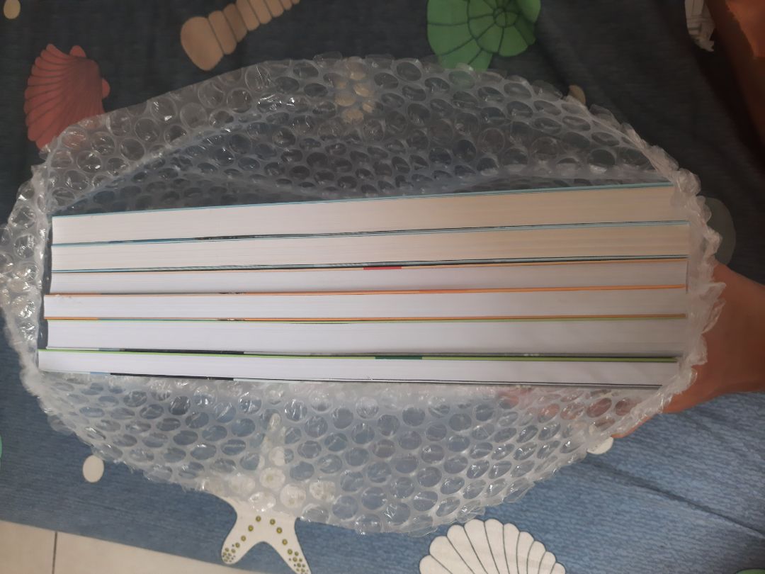 Giao hàng nhanh, chất lượng giấy tốt, tuy nhiên quyển 1 lại có vài trang bị dính lại với nhau và có vài trang bị gấp lại. Quà tặng kèm thì nhìn giống sách cũ, góc sách bị gấp lại. Bù lại nội dung của cả bộ sách đều rõ ràng, sạch đẹp, đóng gói kĩ