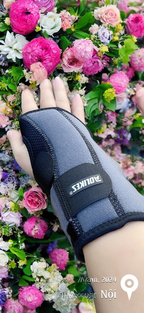 Sản phẩm tốt hơn cả mong đợi. 
Sau mấy ngày chờ đợi, vì đặt hàng đúng dịp nghỉ tết dương lịch 2024 nên hôm nay mình mới nhận được đai nẹp cố định khớp cổ tay.,
Cảm giác khi sử dụng là thoáng khí,nhẹ, nhưng sản phẩm phát huy rất tốt chức năng cố định cổ tay nhờ có 2 thanh nẹp
Shop gói hàng rất cẩn thận, ship thì rất nhiệt tình, chu đáo.
Quay lại ủng hộ shop nên bây giờ đặt mua thêm 1 Đai Nẹp cố định khớp cổ tay bên phải luôn để dùng thay đổi nhé Shop 👍
Tặng shop ⭐️⭐️⭐️⭐️⭐️