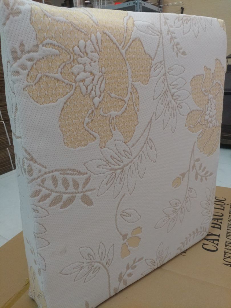 Gối như quảng cáo, đúng kích thước, đẹp như hình luôn. Trải nghiệm 2 đêm đầu tiên là dễ nằm, ngủ dậy không bị đau đầu hay vai gáy như mình tưởng, trào ngược thì bắt đầu thấy có giảm, cảm giác họng đỡ rát hơn rõ rệt. Ai bảo cứ gối cao là đau đầu thì nên nghĩ lại