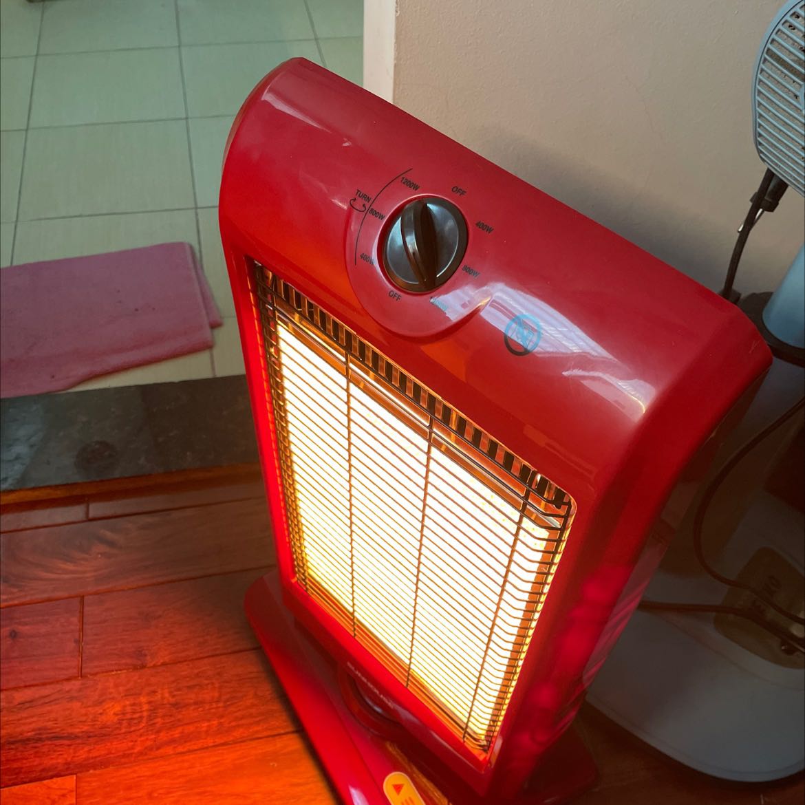 Máy hoạt động tốt với phòng nhỏ tầm 15m2. Có 3 mức nhiệt tiện lợi. Tiki ship nhanh, bọc chắc chắn ạ. Cảm ơn tiki rất nhiều vì sp chât lượng