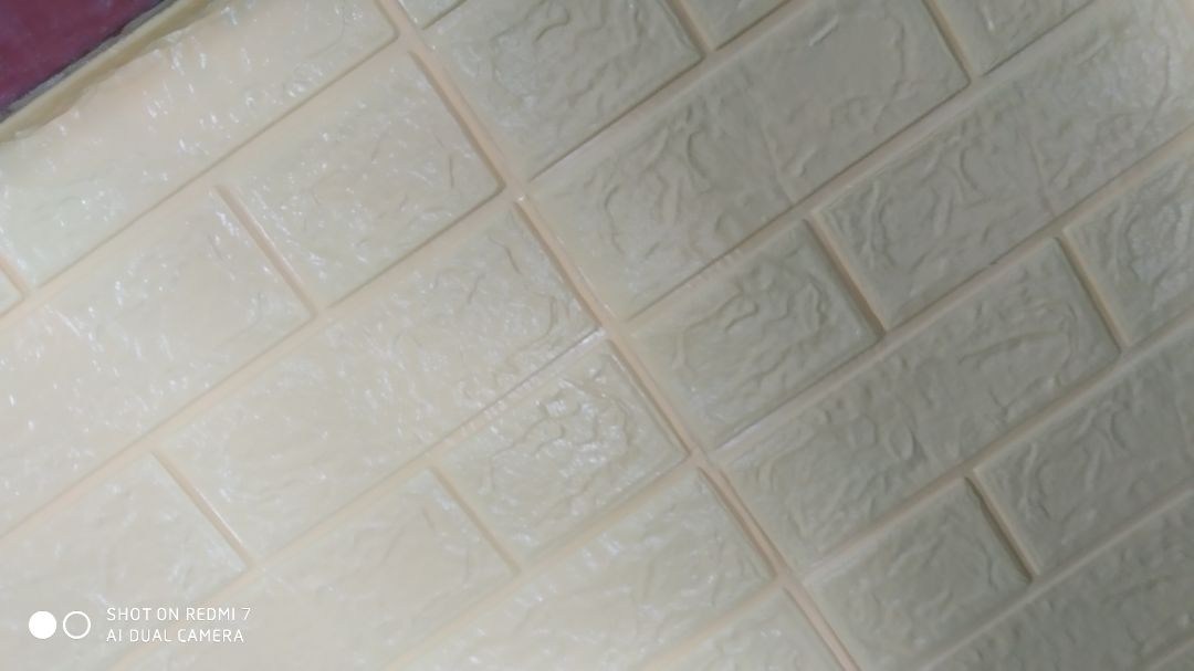 -sản phẩm màu ok
-nhưng keo dán k đều, 1 lúc lại bị phồng lên
-cho 3 sao vì khi dán được 10 phút cảm thấy đau đầu, hơi buồn nôn vì mùi keo khó chịu:((.
mọi người nên đeo khẩu trang khi dán tường.