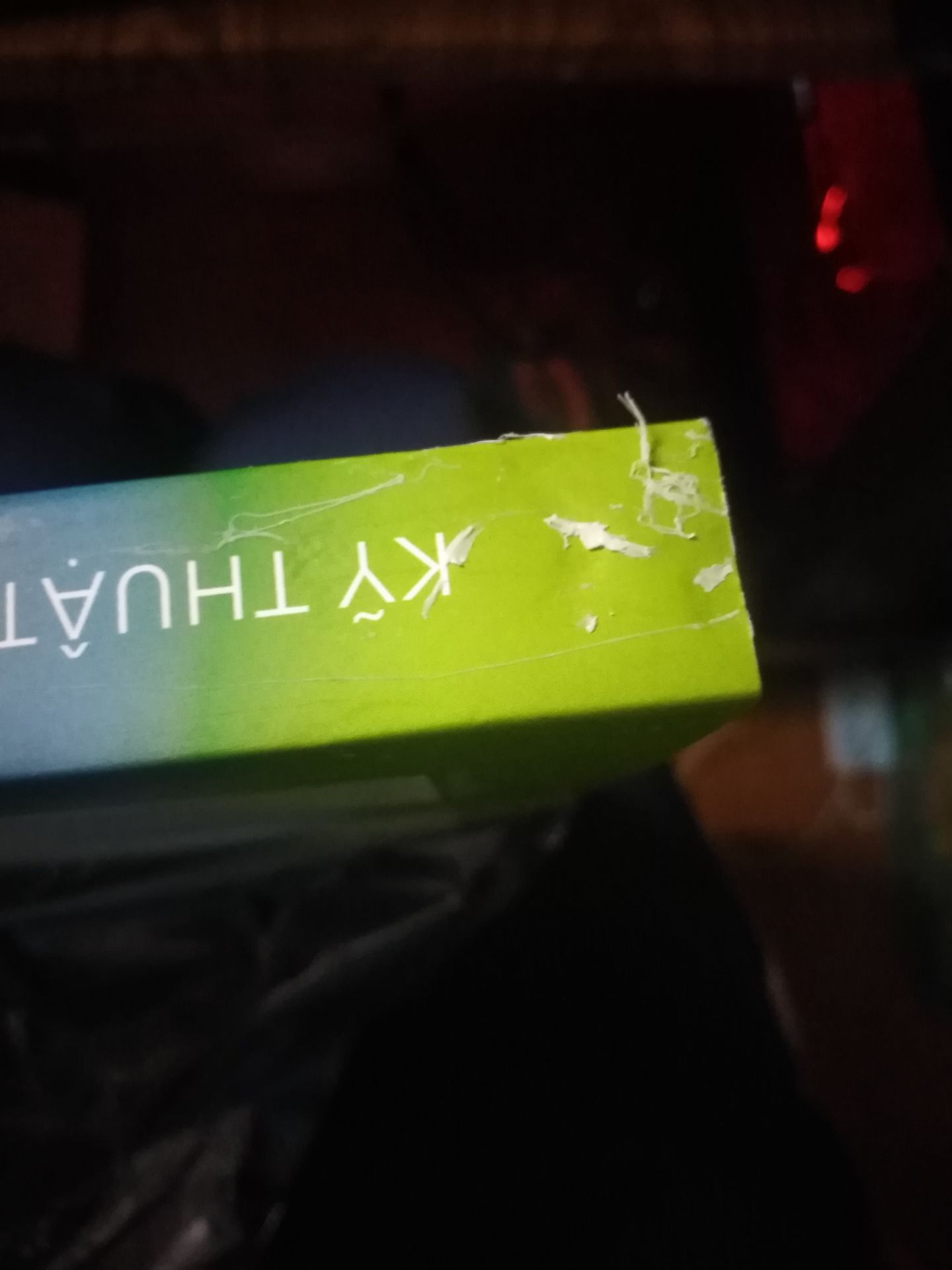 Sách in khá ổn, nội dung hay, trình bày đương nhiên rất đẹp. Tuy nhiên bên ngoài bìa sách thì lại có dính keo, sờ sạn sạn và trông hơi gai mắt.