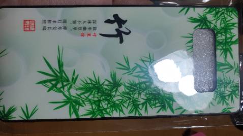 Ốp lưng như hình. Đây là loại nhựa cứng, viền cao su. Mặt lưng in đẹp sắc nét.