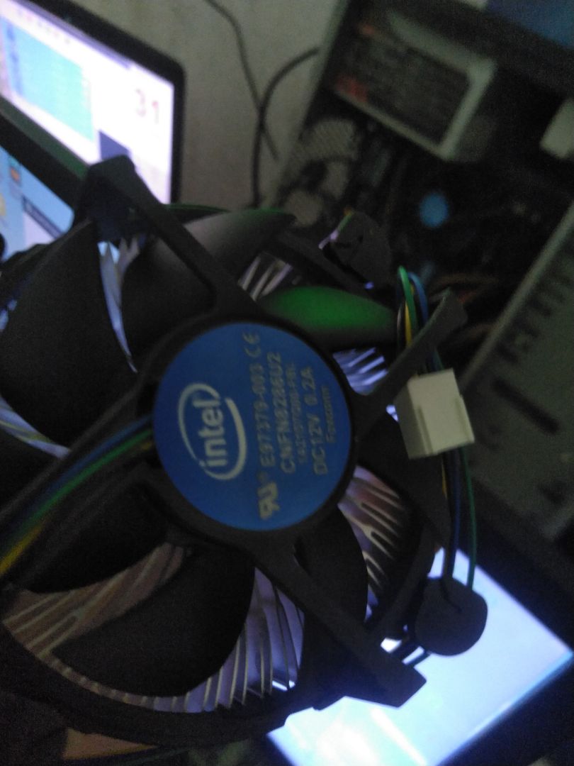 Chạy êm ru, nói thật là cái bọn vi tính này rất hay hỏng quạt cpu, nút bấm, chuột và bàn phím, phải thay liên tục ý