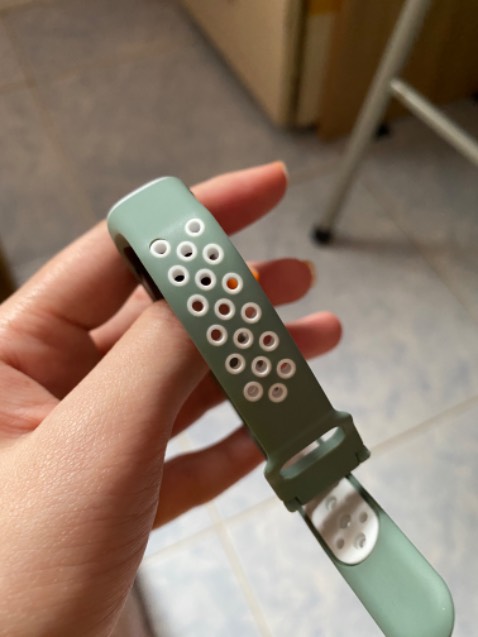 Màu đẹp, giao nhanh đúng mẫu, so với dây gốc thì chất liệu hơi cứng hơn, nhiều lỗ mà khó gài vô lỗ để cố định dây