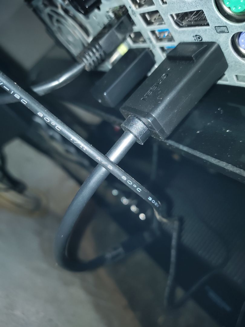 Xuất 4k ra tivi hơi nhiễu, có thể do cable HDMI không đảm bảo chất lượng, còn lại mọi thứ đều ổn, cắm Tiny PC kết nối với Tivi 1 phát nhận divice luôn.