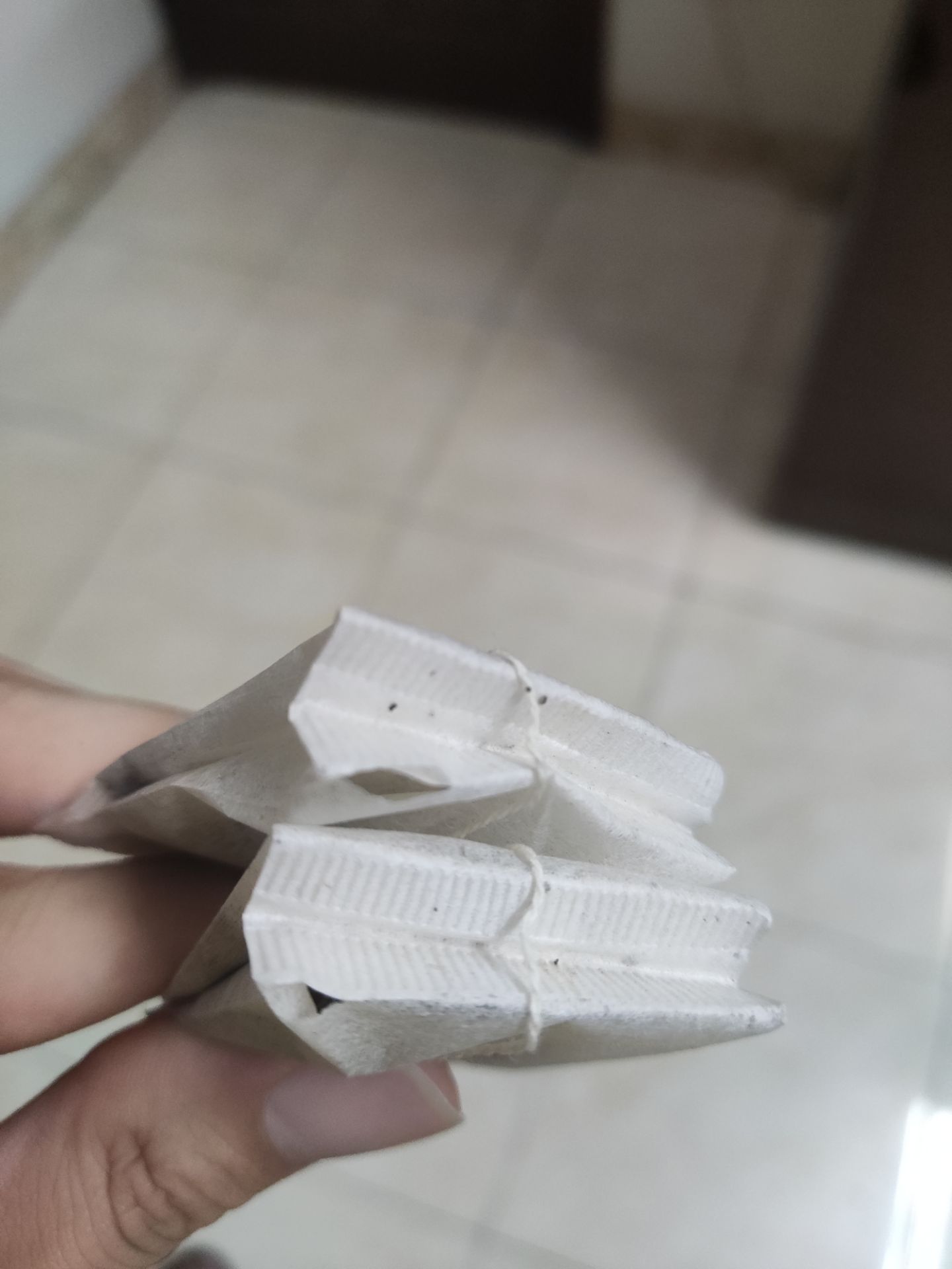 rất nhiều túi trà trong hộp bị rách đáy, kiểu lỗi dây chuyền 😡 cả hộp coi như vứt