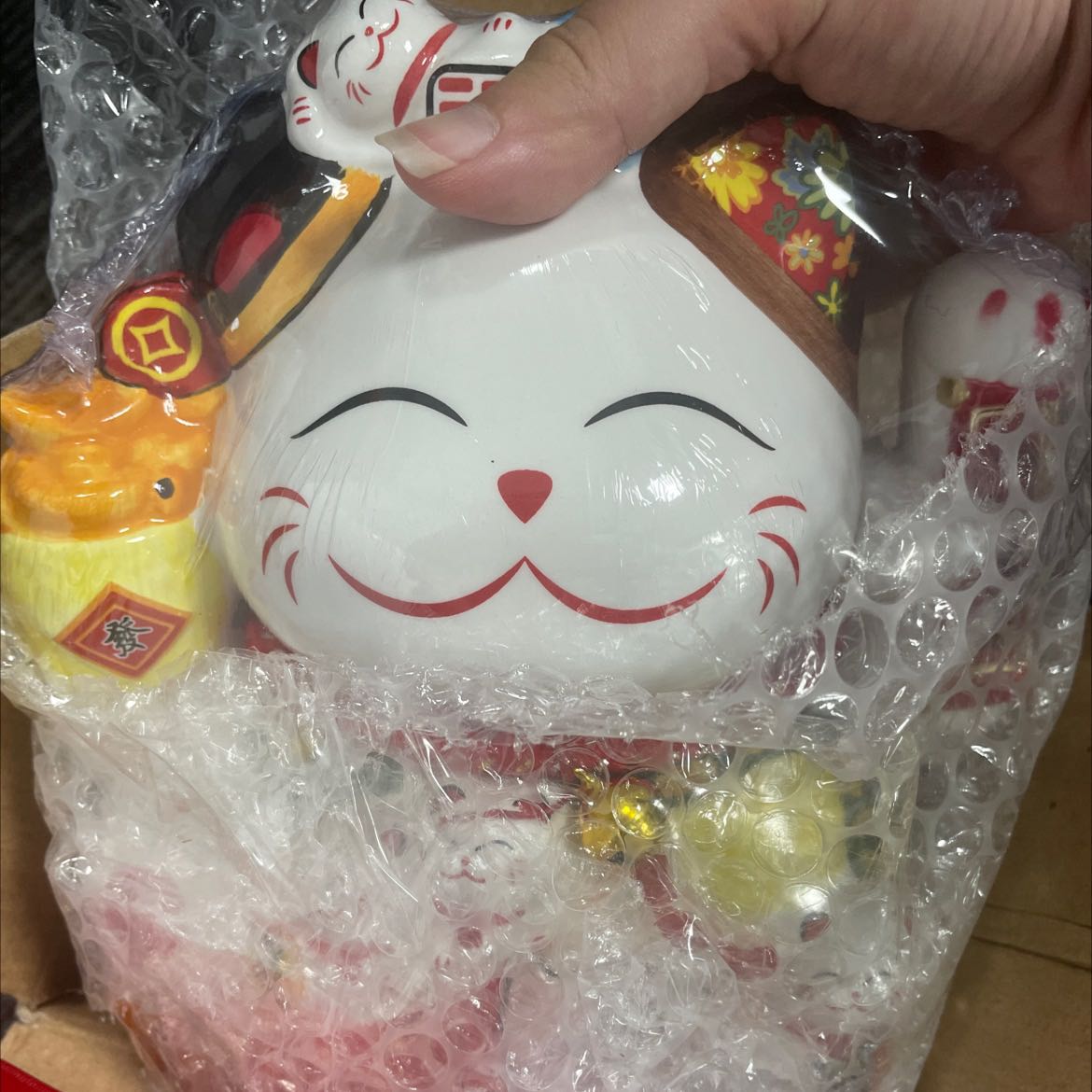 Sản phẩm đẹp, được đóng gói cẩn thận, có dây sạc. Giao hàng nhanh trong ngày. Mình mua để tặng tân gia nên ko tháo pin và dây sạc ra nên chưa biết nó hoạt động ra sao.