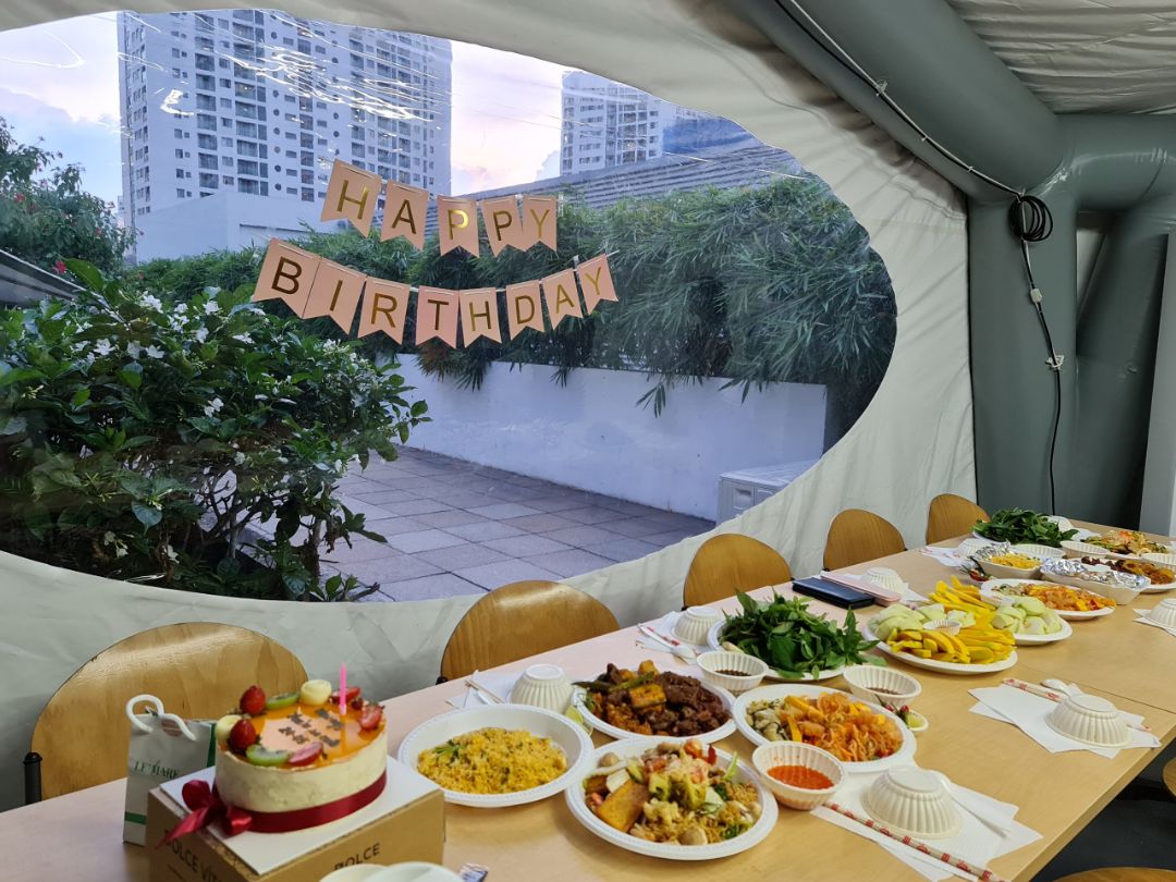 Dể dán, làm mờ kính chắn chói từ ánh nắng mặt trời nhưng vẫn đảm bảo sáng , phù hợp yêu cầu của mình.Tạm post hình ko liên quan :-)