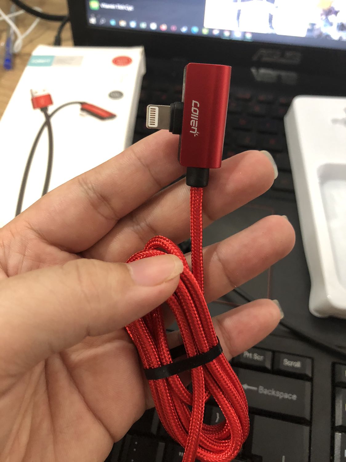 Ai dùng ip chắc cũng bực cái dụ có lúc sạc là hk dùng được tai nghe. Tậu được cọng vừa sạc pin vừa cắm đc tai nghe xem phim vô tư