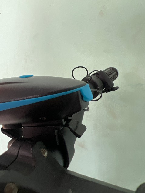 Tổng thể ổn, nhưng nút che cổng sạc không che được.