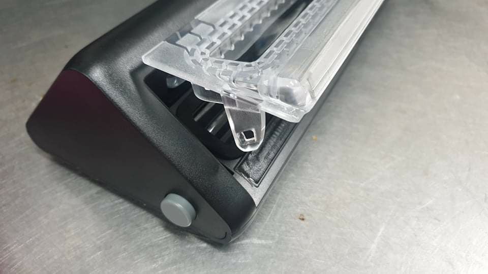 Không thể đóng nắp cho nên không thể hút chân không. Tôi gởi ***, gởi hình, gởi video và gọi điện cho Tiki mấy lượt mà hứa thu hồi hoàn tiền nhưng cho đến nay không ai thèm giải quyết!