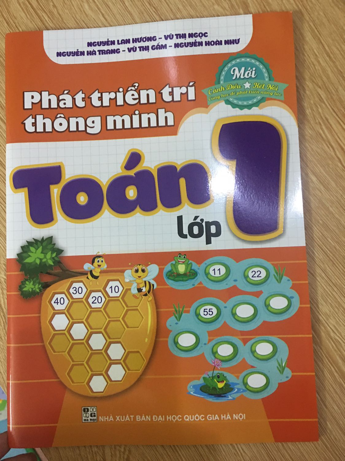 Cuốn sách gồm 50 đề bé được thực hành nhiều hơn, hình ảnh phù hợp với bài toán. Nên mua nhé các mẹ