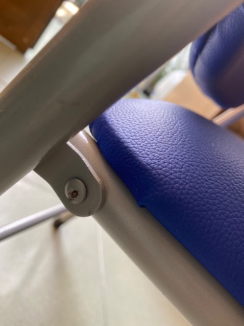 Các chi tiết cũng tương đối dày dặn, nhưng các mối hàn trông khá amateur. Sản phẩm xứng với tầm giá. 
Lúc nhận hàng mặt bàn bị mẻ một miếng, dù sản phẩm được bọc lại. Có vẻ không phải lỗi bên vận chuyển. Lười đổi nên chấp nhận vậy.