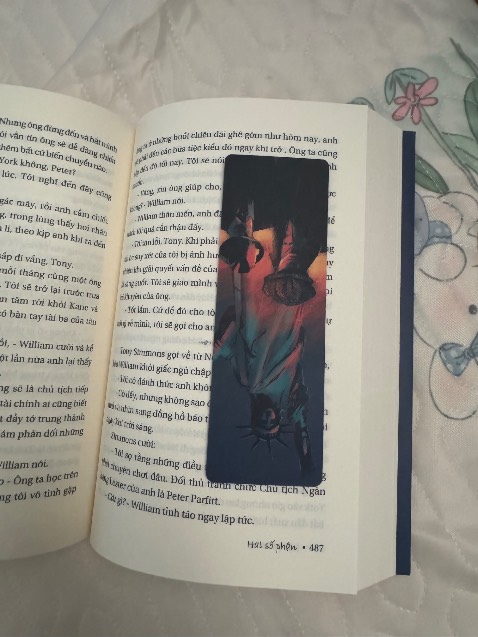 Mình ko biết đây có phải sách gốc ko. Bìa và giấy chất lượng tốt nhưng mình phát hiện thấy lỗi nội dung ở chỗ này. Bị mất một phần của câu, ở chỗ đầu miếng đánh dấu.