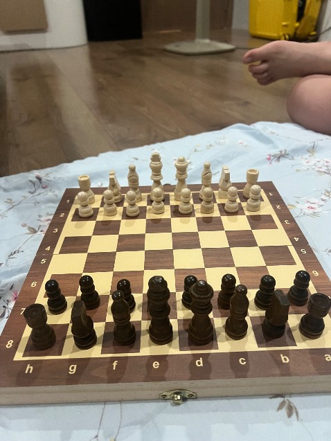 Quân cờ đẹp, bằng gỗ và nhẹ có nam châm. Bàn cờ đẹp và nhẵn. Bé nhà mình rất thích, hài lòng về sản phẩm. Cảm ơn shop.