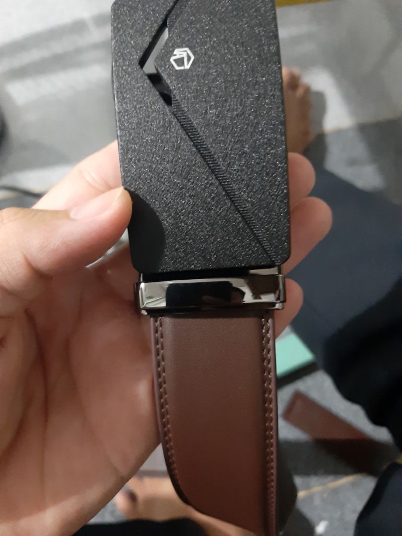 không phải da thật nha các bạn nhưng mà mình thấy sản phẩm ok lắm, mình có bóp co thử buông ra ko bị biến dạng, khi bẻ co cong lắm mới có bị nhăng nhẹ thoi mình có để ảnh các bạn xem thử.