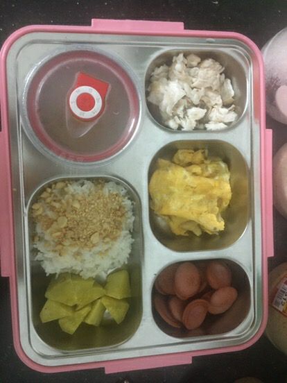 đây là các mon ăn trong tuần mk hay mang đi làm. hộp cơm xịn mịn lắm luôn. có nhiều ngăn để thức ăn. mk mang canh đi nhưng k jeef bik đổ ra. nắp rất kín. good mn nhé