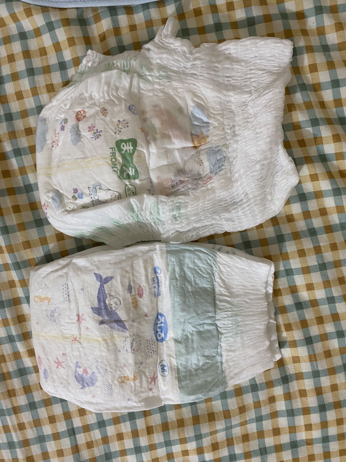 Mình mua thử cả quần và dán thì thấy tã dán mỏng hơn nhiều nhưng mặt bông và chun đùi lại không mềm bằng tã quần