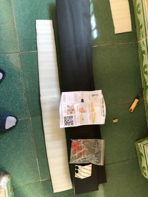 Giao hàng đúng hàng như dự kiến, sản phẩm dc đóng gói khá chuyên nghiệp. Kệ khá đẹp chắc chắn, phụ kiện đầy đủ. Tuy nhiên khá là tỉ mỉ khâu lắp đặt, các bạn nên xem kỹ hướng dẫn và tuân thủ chia nó thành 2 phần và lấy dấu gắn phần dưới trước sau đó gắn phần trên sau sẽ dễ dàng hơn.