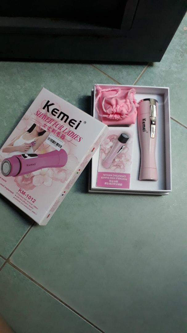 Rất là yêu em này các bạn ạ. Từ hộp đựng cho tới sản phẩm, túi đựng... đều màu hồng công chúa rất dễ thương. Mình xài đc bốn lần rồi nói chung là ok. Làm quà tặng bạn bè chắc các cô gái k ai kìm lòng đc vì độ kute của em nó. Rất là yêu em này các bạn ạ. Từ hộp đựng cho tới sản phẩm, túi đựng... đều màu hồng công chúa rất dễ thương. Mình xài đc bốn lần rồi nói chung là ok. Làm quà tặng bạn bè chắc các cô gái k ai kìm lòng đc vì độ kute của em nó.