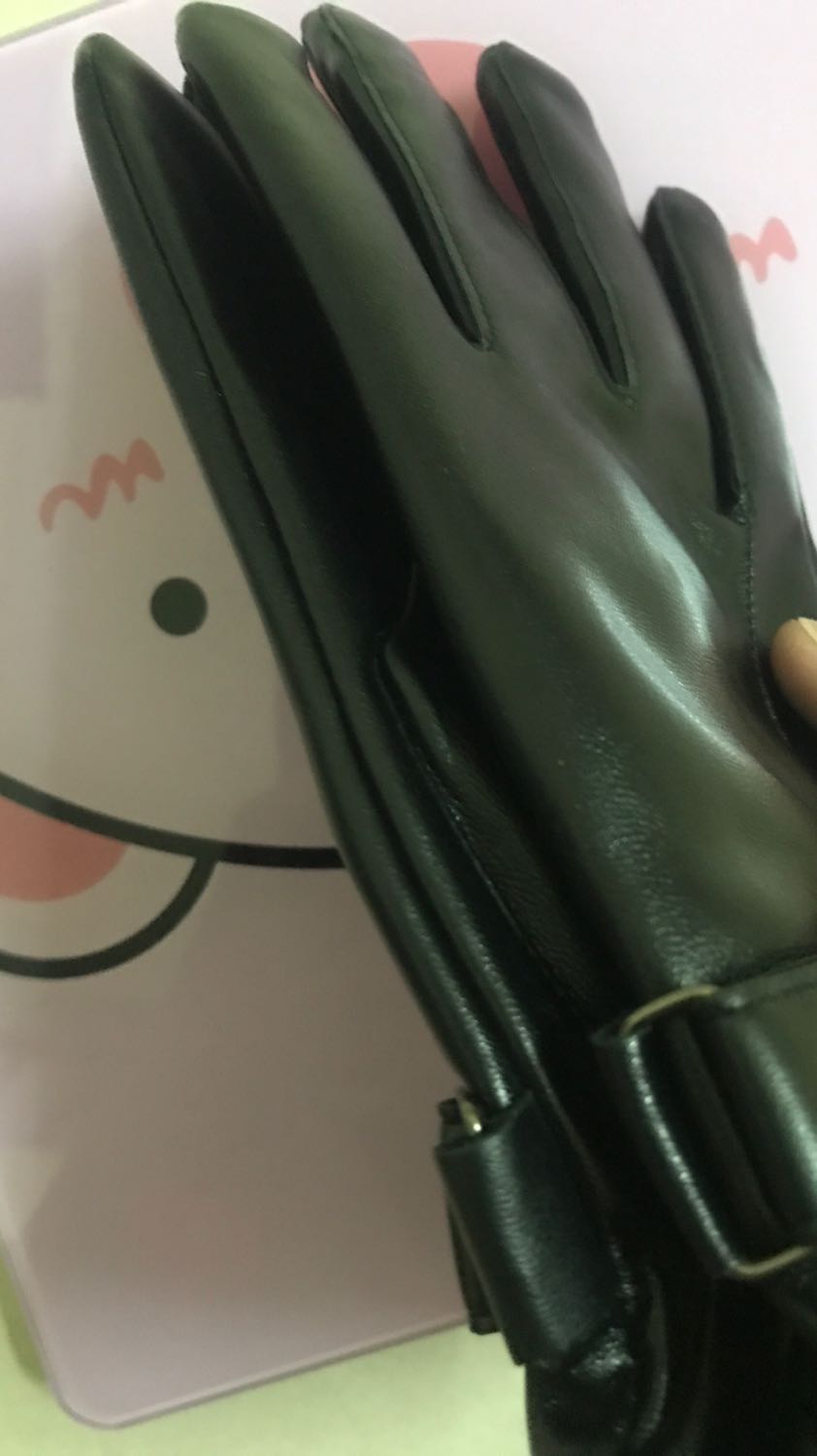 Găng tay da mềm. Bên trong có lớp lót mềm đeo thích ghê. Da chất hàng ok khỏi chê. Hàng mua trên tiki thấy chọn lọc hơn ít lỗi hơn các sàn khác. Càng mua càng thấy tin tưởng hơn. Ah sản phẩm vuốt điện thoại cảm ứng quá nuột luôn nữa ấy. Sẽ tiếp tục ủng hộ shop nếu có nhu cầu. Cảm ơn shop.
