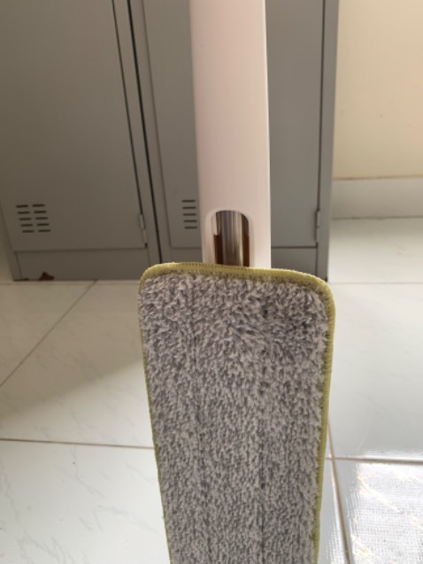 gọn nhẹ, có thể tự đứng được nên có thể xếp gọn vào góc. Khi kéo để vắt miếng lau sẽ hơi nặng tay.